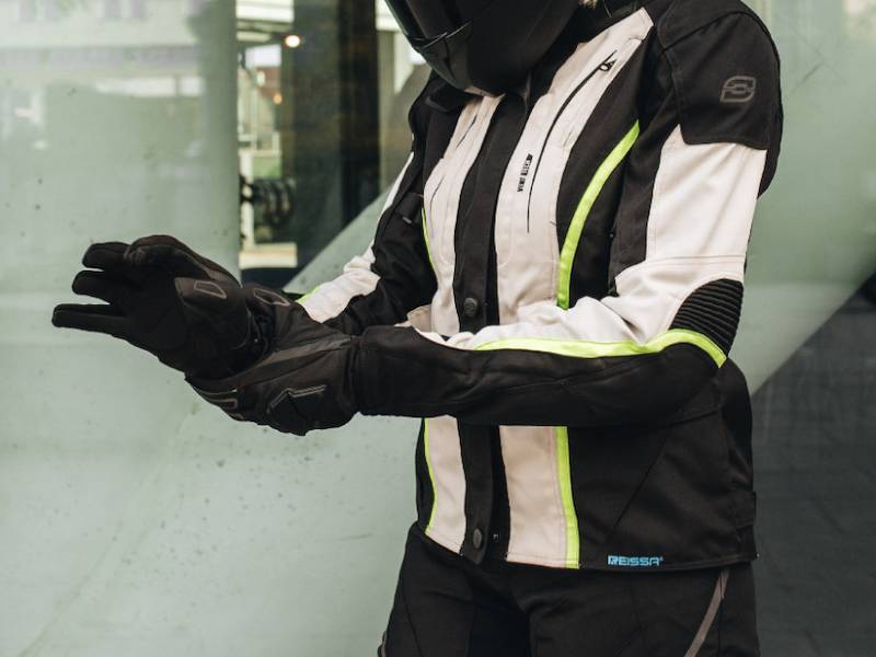 Kurtka motocyklowa – skórzana czy tekstylna? Podpowiadamy, co sprawdzi się lepiej!